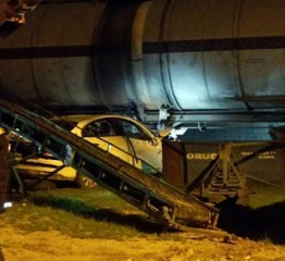 DİYARBAKIR'DA OTOMOBİL, YÜK TRENİNE ÇARPTI: 3 YARALI