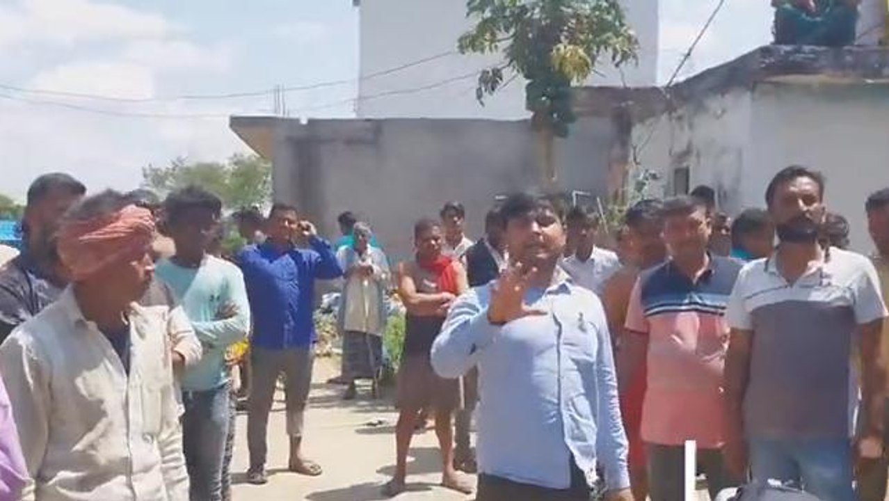 महराजगंज: ग्रामीणों ने ग्राम प्रधान को बनाया बंधक, कारण जान चौंक जायेंगे आप