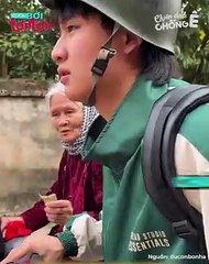 Cháu đi nước ngoài, bà dúi vội ít tiền "cầm đi uống nước", không quên hỏi "bao giờ lấy vợ" | Điện Ảnh Net