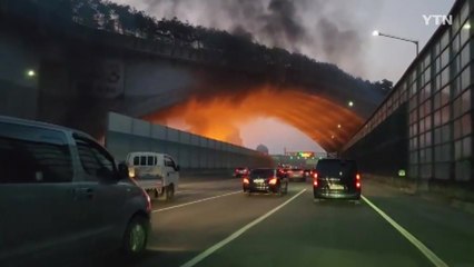 출근길 영동고속도로 위 화물차에서 불...도로 정체 / YTN