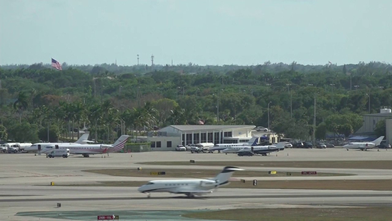صور من مطار فلوريدا استعدادا لوصول الرئيس السابق دونالد ترمب