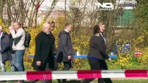 شاهد: ملك هولندا يتفقد موقع حادث القطار الذي أسفر عن قتيل و30 جريحاً
