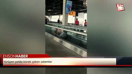 Yürüyen yolda kürek çeken adamlar