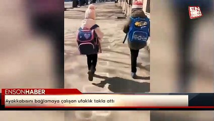 Ayakkabısını bağlamaya çalışan ufaklık takla attı