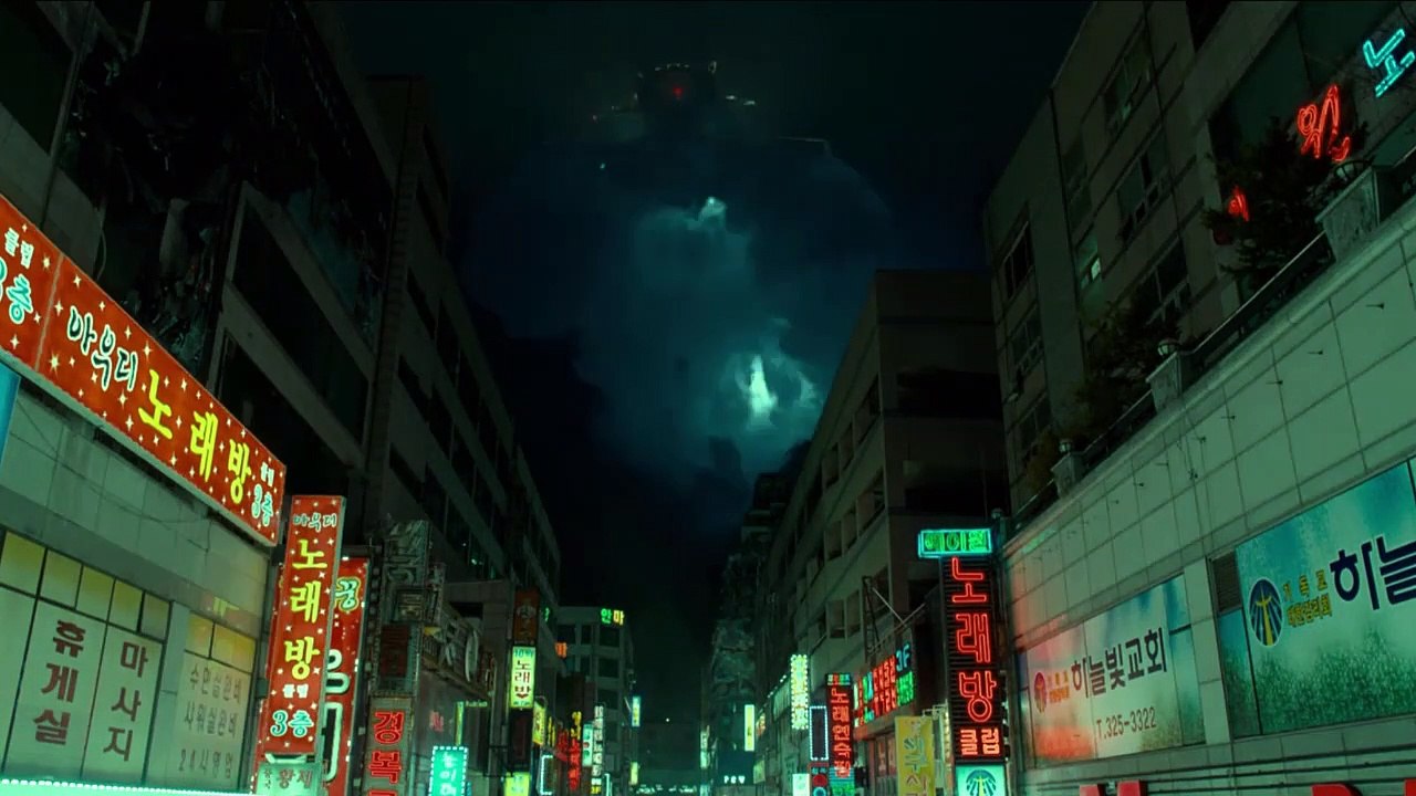 Gloria is an out-of-work party girl forced to leave her life in New York City | Reviews On Movie . | Colossal 2016