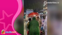 Viral Anak Laki-Laki Payungi Ibunya yang Kehujanan saat Salat Tarawih