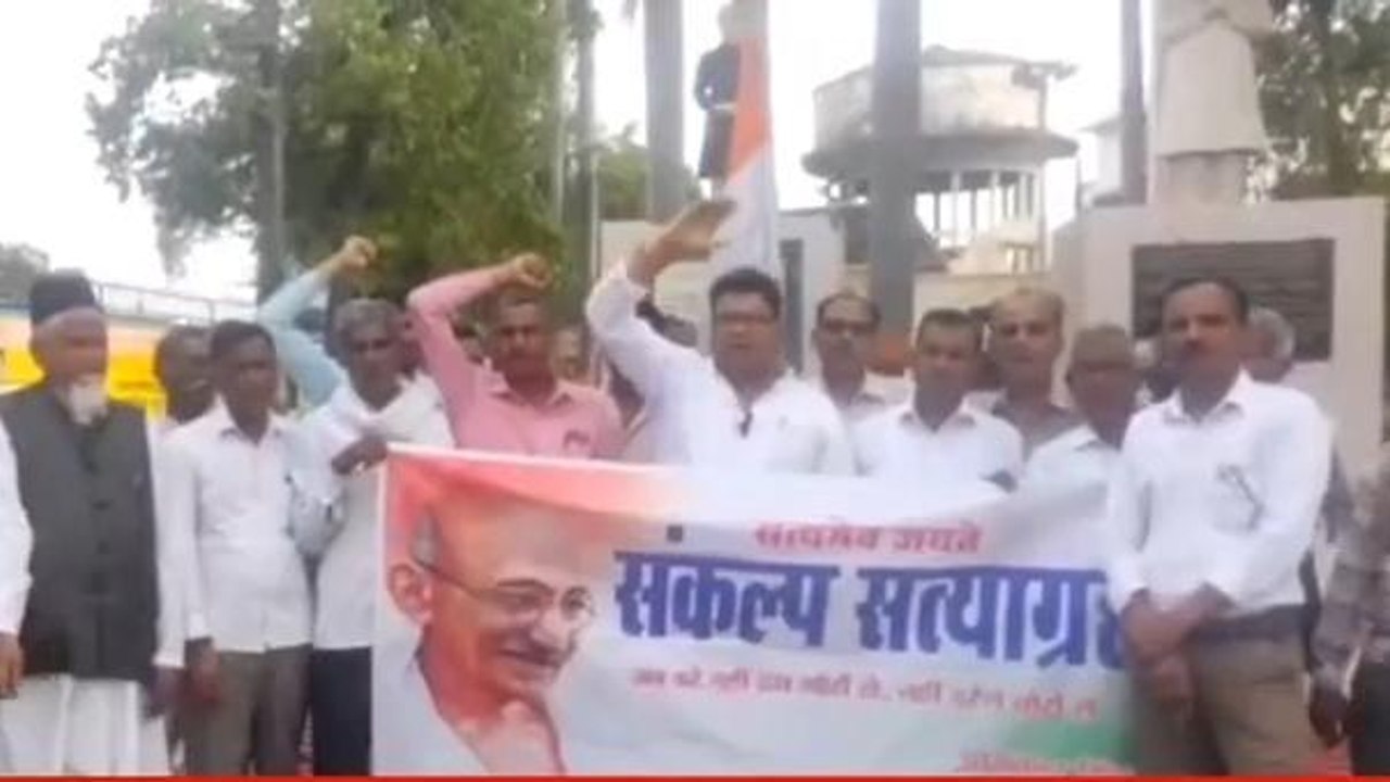 बदायूं:कांग्रेसियों ने संकल्प सत्याग्रह कर केंद्र सरकार के खिलाफ मोर्चा खोला