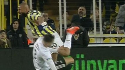 Sakatlıktan yeni dönmüştü! Derbinin henüz başında sedyeyle oyundan çıktı