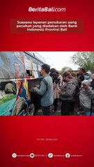 Suasana layanan penukaran uang pecahan yang diadakan oleh Bank Indonesia Provinsi Bali, di pelataran Pasar Badung, Senin (3/4). Layanan penukaran uang keliling ini diadakan mulai tanggal 3 April hingga 13 April 2023