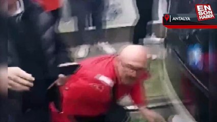 Antalya'da karşıya geçerken tramvayın altında kaldı