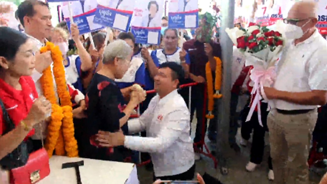 ผู้สมัคร ส.ส. ราชบุรี ก้มกราบเท้าแม่ หลังได้หมา...