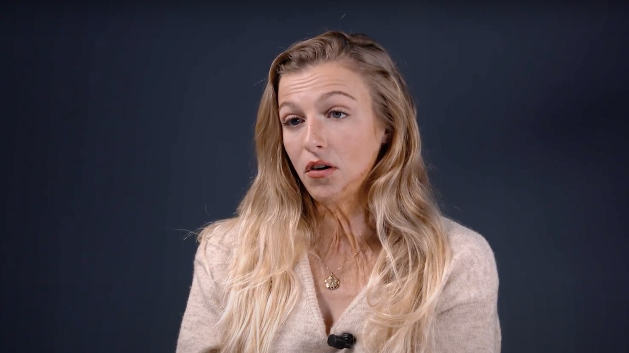 Julie Bourges, grande brûlée : "On me force à rester endormie, sous drogues"