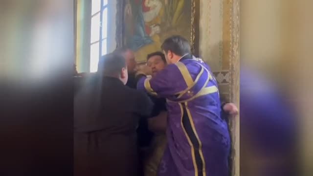 Los curas de una iglesia prorrusa en Ucrania echan a patadas a un soldado