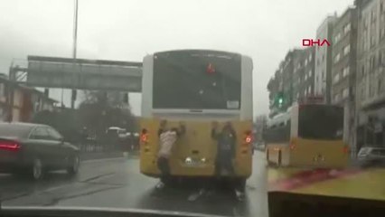 FATİH'TE PATENLİLERİN İETT OTOBÜSÜ ARKASINDA TEHLİKELİ YOLCULUĞU KAMERADA
