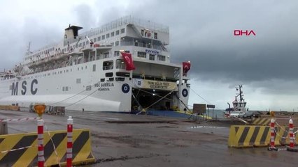 İSKENDERUN LİMANI'NDAKİ GEMİLERDE DEPREMZEDELERE 'EVLERİNDE HİSSİ' YAŞATMAYA ÇALIŞIYORLAR