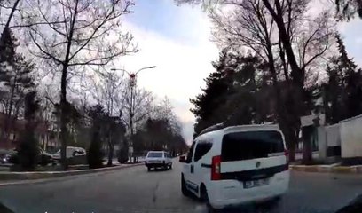 Trafikte makas atan sürücü kamerada