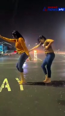 Viral Video : கொட்டும் மழையில் கொண்டாட்டம்! டிக்டாக் செய்த இளைஞிகள் - வைரல் வீடியோ!
