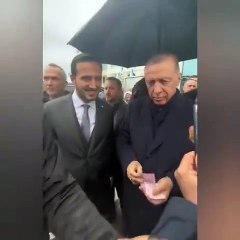 Erdoğan'dan elindeki paraya uzanan kişiye: "Dur. Ayıp ayıp"