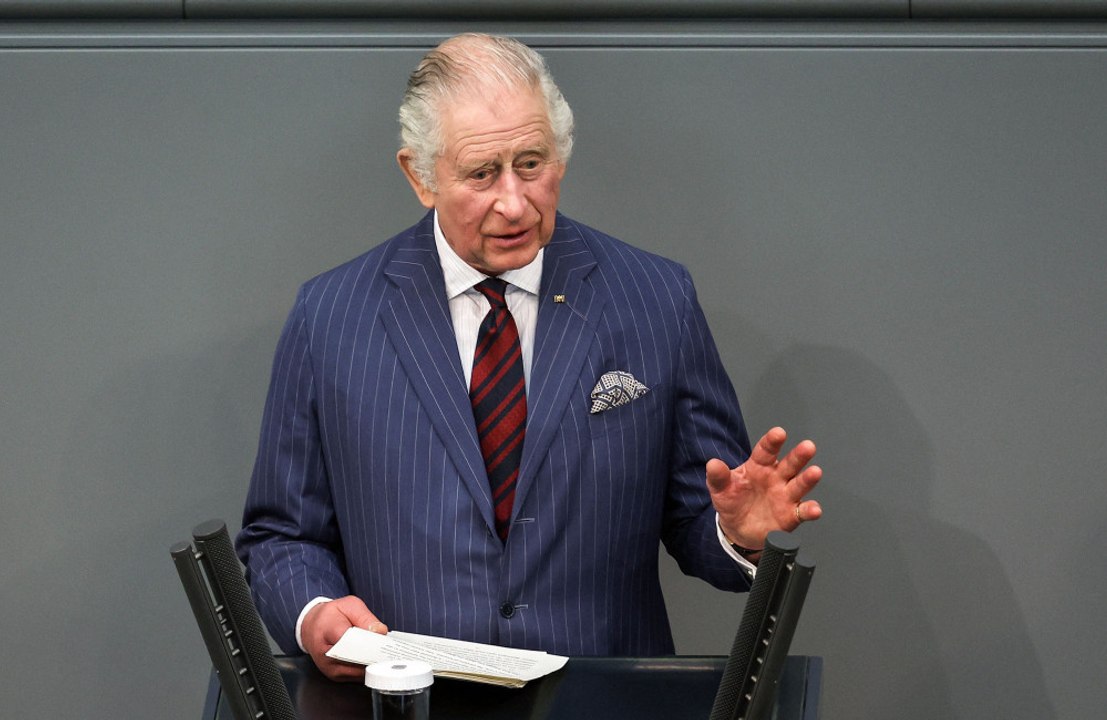 King charles: süßigkeiten mit royaler verpackung