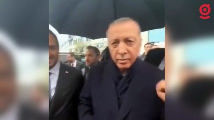 Erdoğan çocuklara para dağıtırken, elindeki paraya uzanan kişiye: Dur, ayıp ayıp!