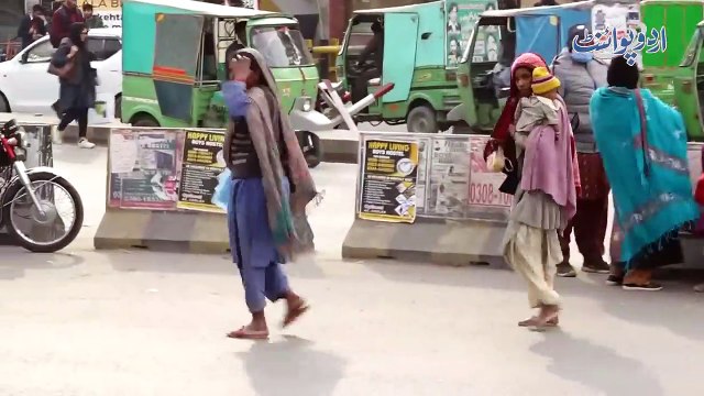 Lahore Me Signals Pe Beggars Ka Qabza - Daily Laakhon Ki Earning Karne Walo Ke Samne Intezamia Bebas