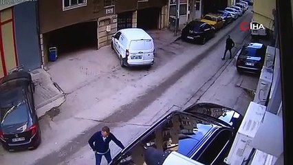 Sokak ortasında kan donduran silahlı saldırı! Rahatlığı ''pes'' dedirtti
