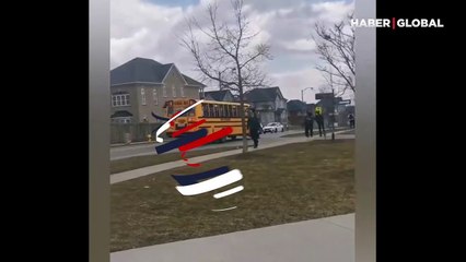 Kanada'da okul servisinin geçişini bekleyen diğer araçlar gündem oldu