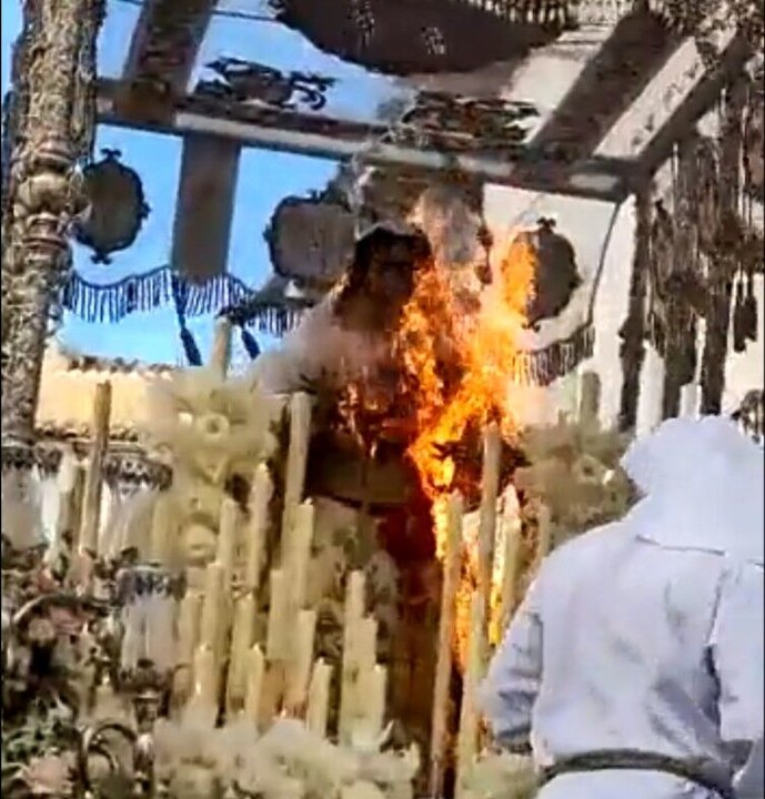 Se incendia la imagen de la Virgen del Rocío - Vídeo Dailymotion