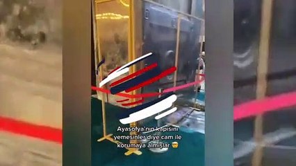 Ayasofya'nın kapısını korumak için cam bölme yapıldı, paylaşılan kareler gündem oldu!