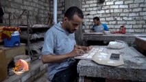 قرية مصرية تمتهن فن صناعة الصدف
