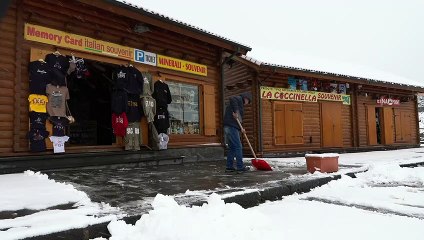 Sicilia, la neve di primavera imbianca l'Etna: le incantevoli immagini dal rifugio Sapienza