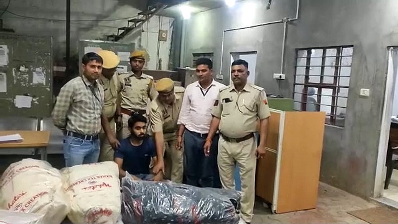 रैकी करने के बाद बाद फैक्ट्री से चुराता था कपड़...