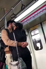 Video: मेट्रो में लव कपल का लिपलॉक, वीडियो वायरल, लोग बोले- दिल गार्डन गार्डन हो गया