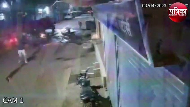 बदमाशों ने एक के बाद एक घर पर बरसाए बम, इलाके में दहशत, CCTV में कैद हुई वारदात