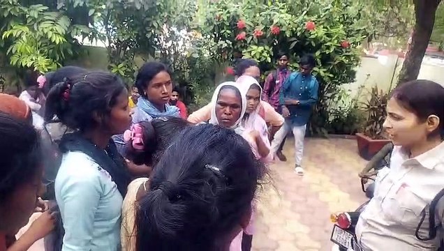 वीडियो : झारखंड से मुंबई ले जाए जा रहे थे नाबालिक बच्चे व युवतियां