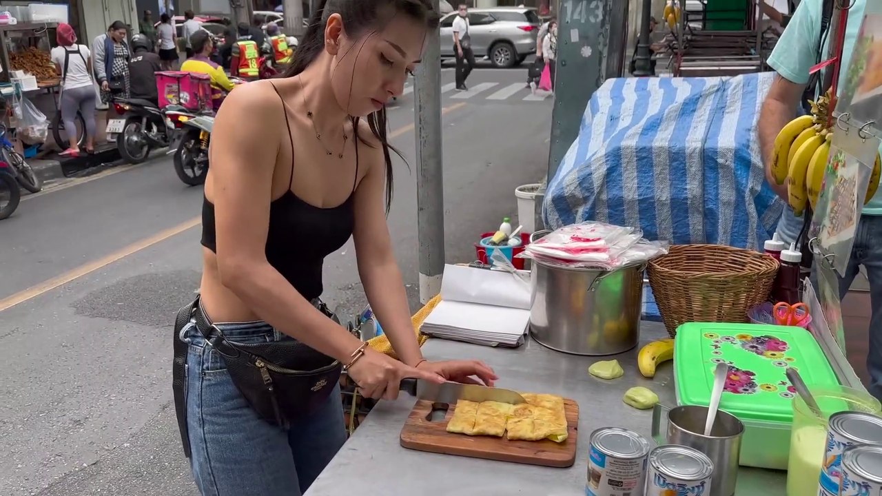 The FAMOUS Roti Queen Of Bangkok Can SMILE Again - Thailand Street Food ...