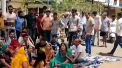 नरसिंहपुर : शराब दुकान बंद कराने को लेकर महिलाओं ने खोला मोर्चा, किया प्रदर्शन