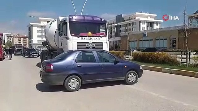 Beton mikseri otomobil ile çarpıştı