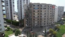 Depremlerde Mersin'de ağır hasar alan binanın yıkımına başlandıYan yatma tehlikesi olduğu için bina parça parça yıkılırken, Mezitli Belediyesi...
