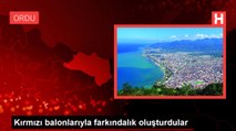 Kırmızı balonlarıyla farkındalık oluşturdular