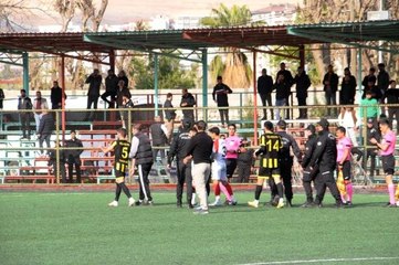 Teknik direktör, futbolcularına küfreden rakip kaleciyi saha içinde kovaladı