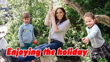 Mommy Kate is enjoying the holidays with her children George, Charlotte, Louis 