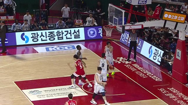 '김선형 더블더블' SK, 6강 PO 1차전 승리 / YTN