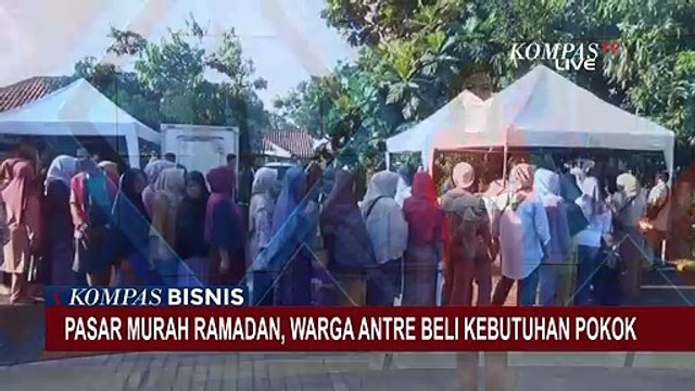 Warga Rela Antre Sejak Pagi Demi Beli Sembako di Pasar Murah Ramadan
