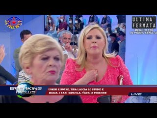 Uomini e donne, Tina lascia lo studio e  Maria, i fan: 'Ridicola, vada in pensione'