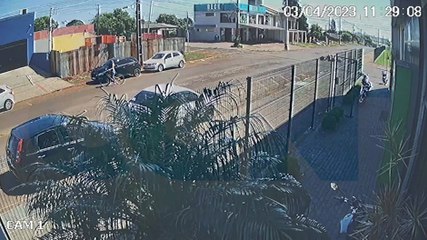 Câmera flagra acidente entre motocicletas no Florais do Paraná
