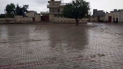 बारिश से उपजी ठंड ने पहनाए गर्म कपड़े
