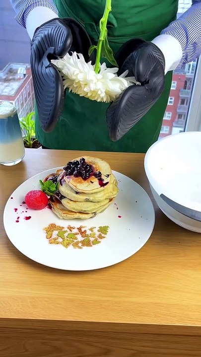This morning I surprised my roommate with blueberry piecakes & lavender latte