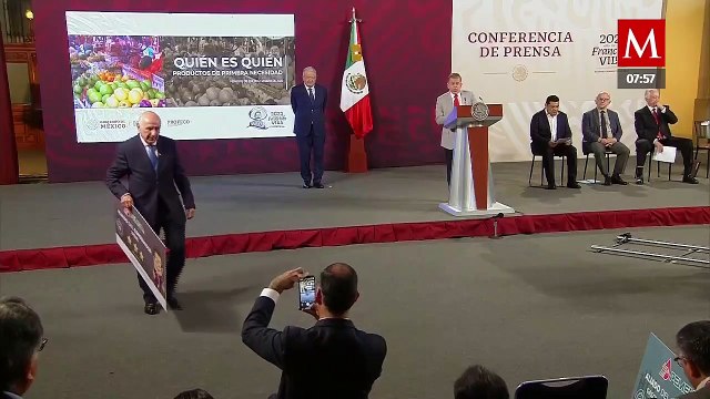 AMLO y Profeco reconocen a Bodega Aurrera como la cadena con el precio más bajo de la canasta básica