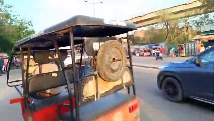 डिवाइडर साइड चला रहे ई-रिक्शा, पीछे लग रहा जाम